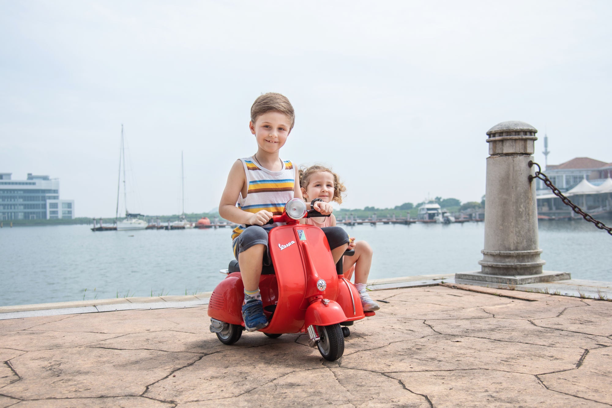 6V LICENSED Vespa Scooter Motorcycle with Side Car for kids