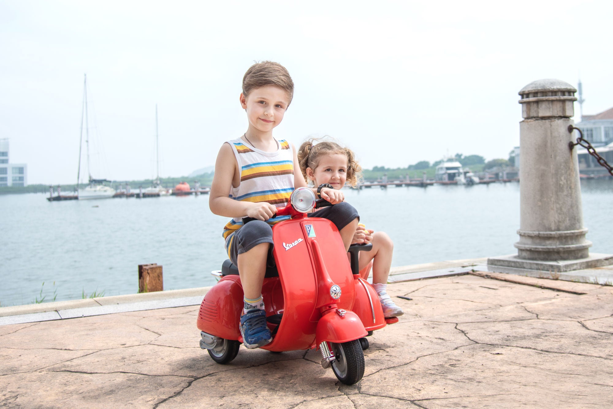 6V LICENSED Vespa Scooter Motorcycle with Side Car for kids