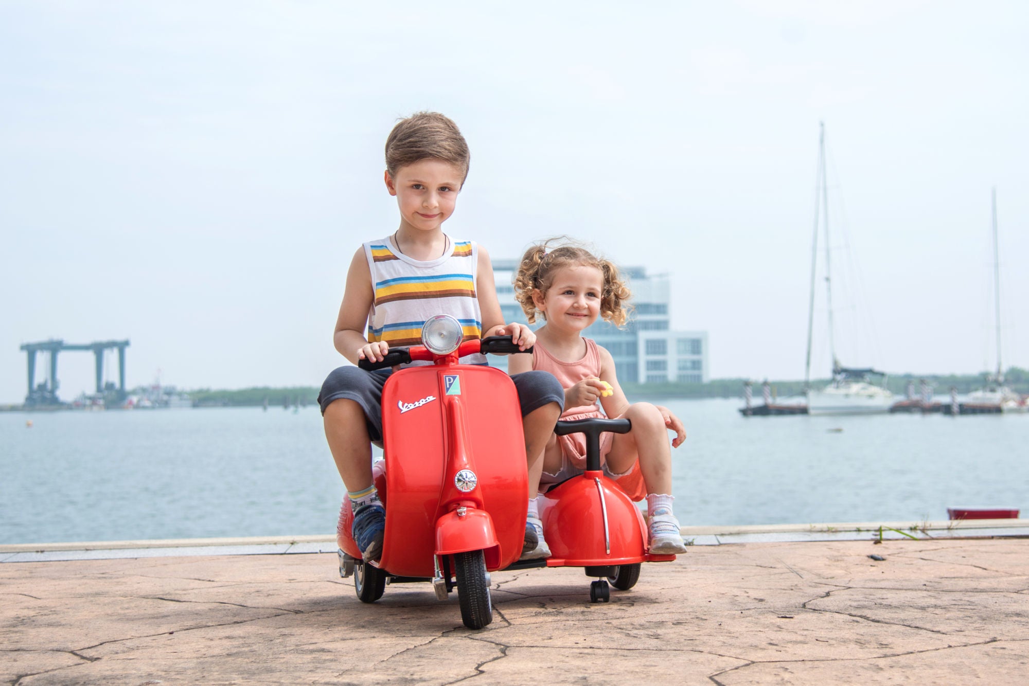 6V LICENSED Vespa Scooter Motorcycle with Side Car for kids