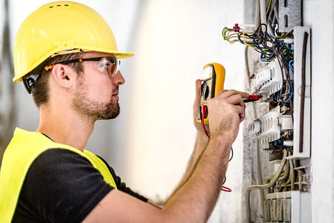 Der Elektriker hat das Schaltfeld des Leistungsschalters getestet