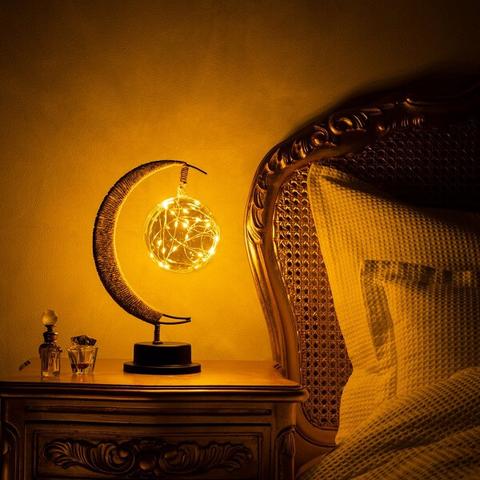 lampe lunaire sur une table de nuit