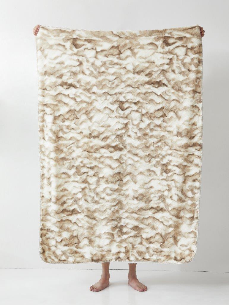 Regal Comfort - Whitetail Wave - Faux Fur Plush Throw Blanket 50