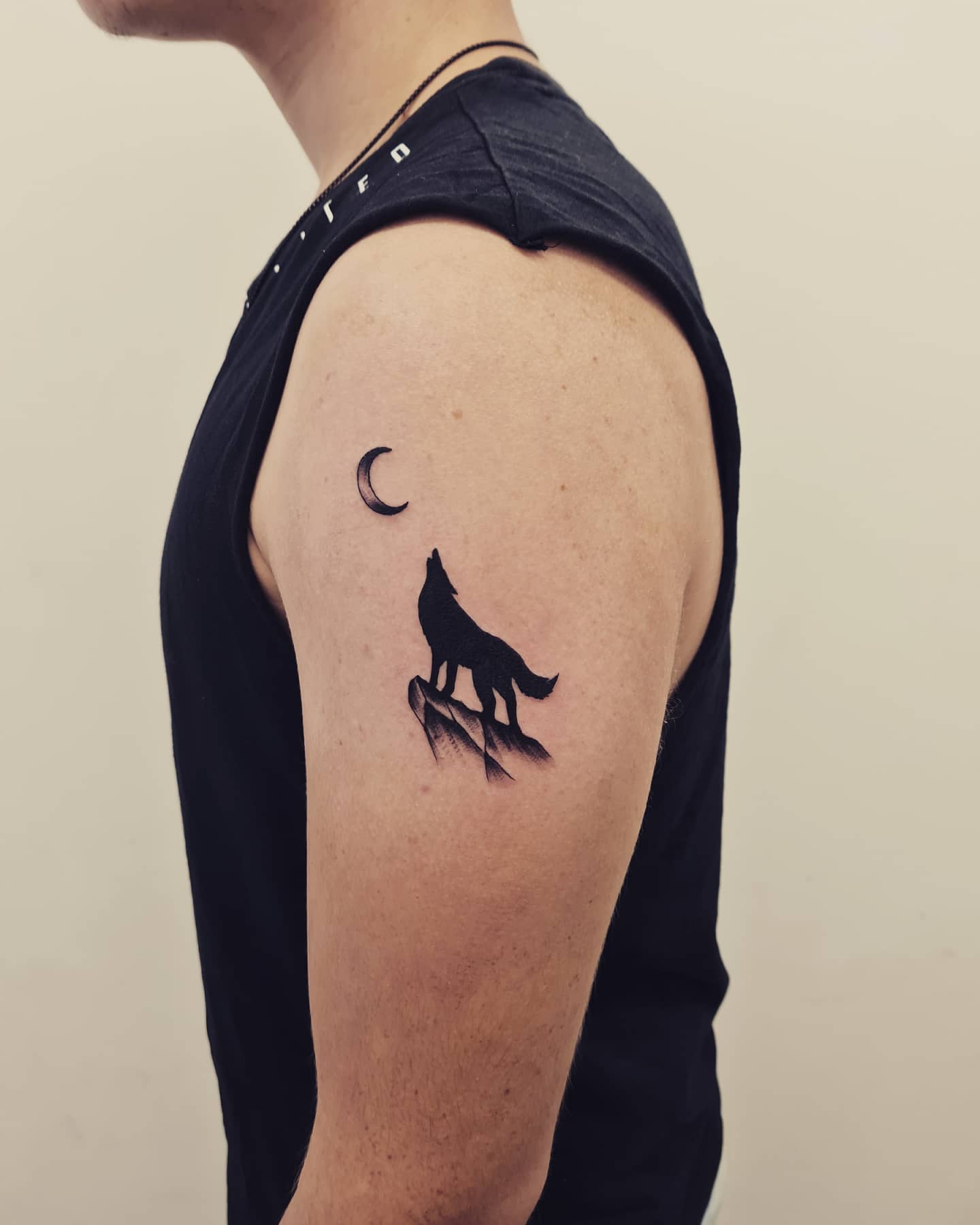 HOWLING WOLF TATTOO