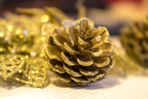 “A glitter pine cone with golden color”