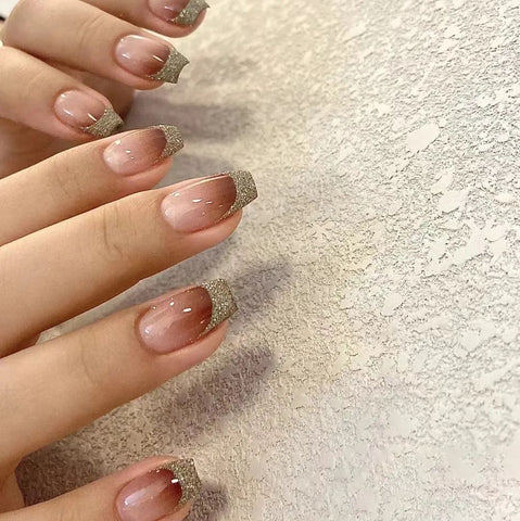 グラデーションとメタリックフレンチネイル