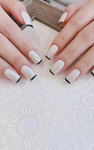 Ongles français avec base blanche et pointes noires
