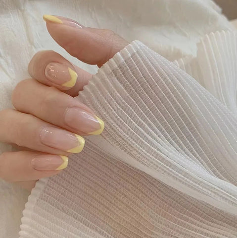 Vシェイプのフレンチネイル