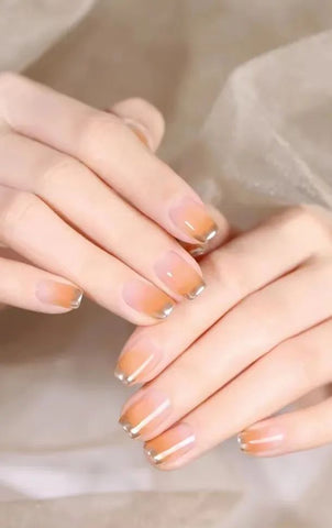グラデーションとメタリックフレンチネイル