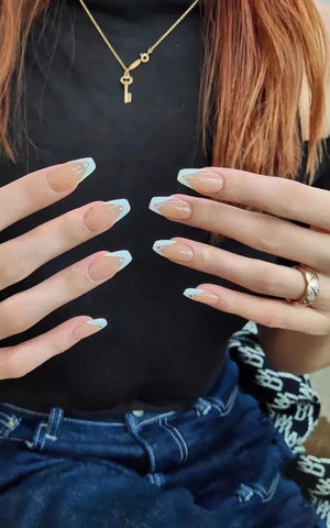 ongles français en forme de v