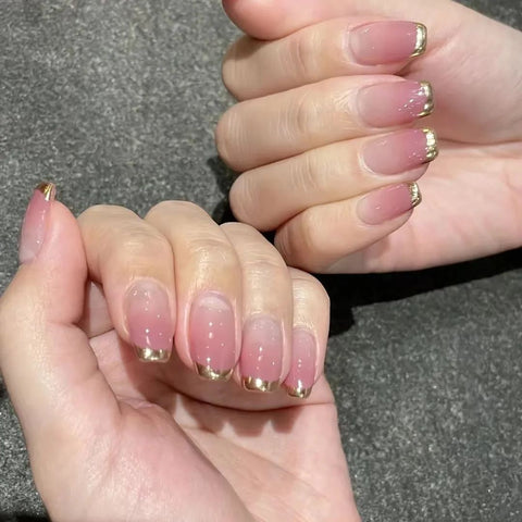グラデーションとメタリックフレンチネイル