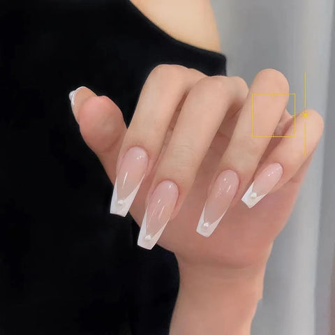 ongles français en forme de v