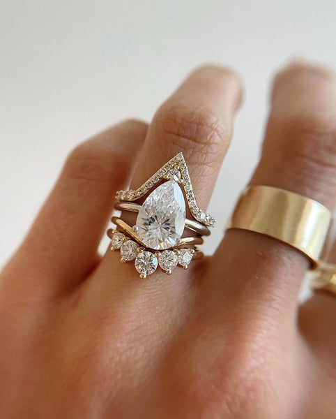 Pear shaped engagement ring with wedding band