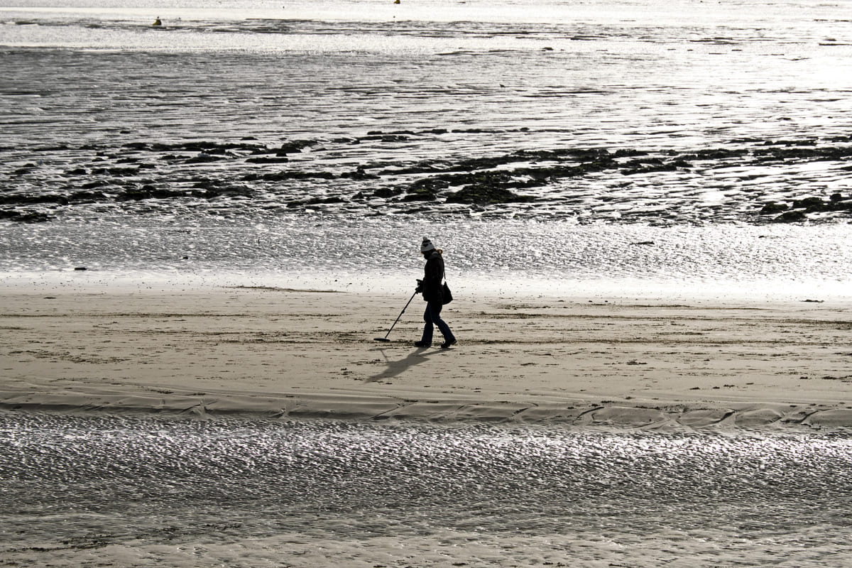 metal detecting in beach