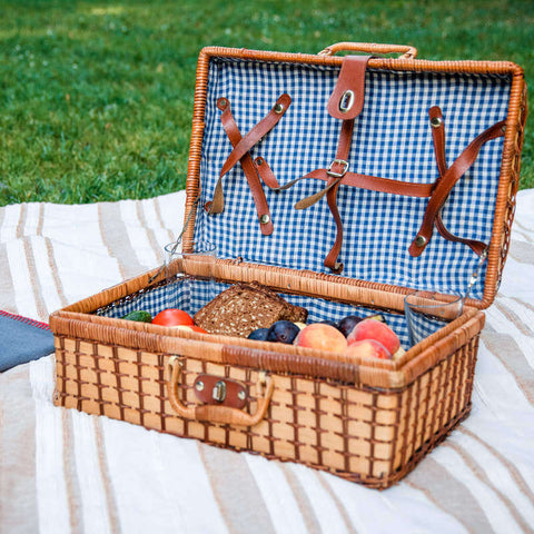 Ideas of using wicker basket for picnic basket