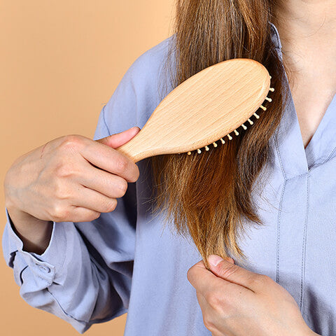 Comb hair with wooden brush