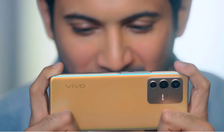 vivo phone hand by a man