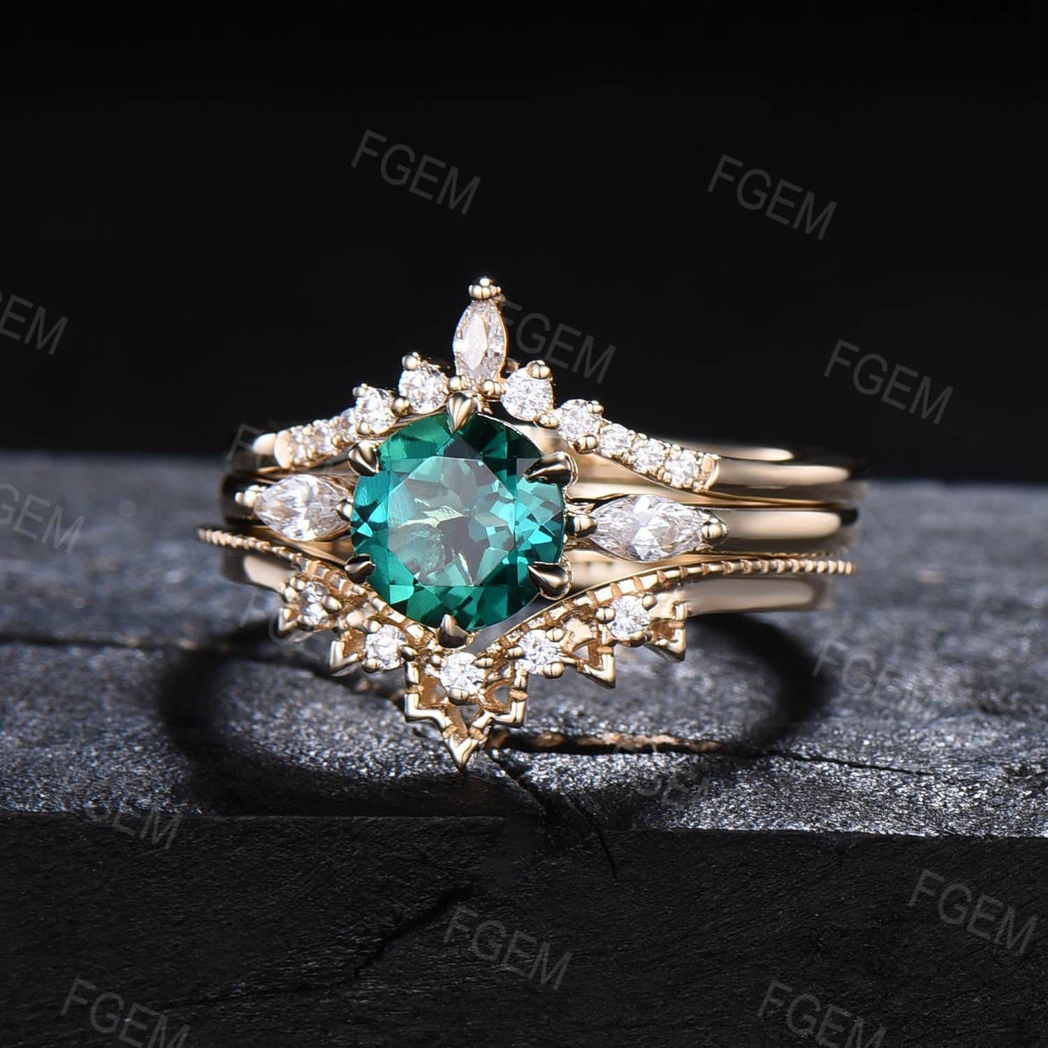 3pcs 1ct Round Green Emerald Engagement Ring Set May Birthstone Wedding Ring Three Stone Emerald Promise Ring Moissanite Curved Wedding Band