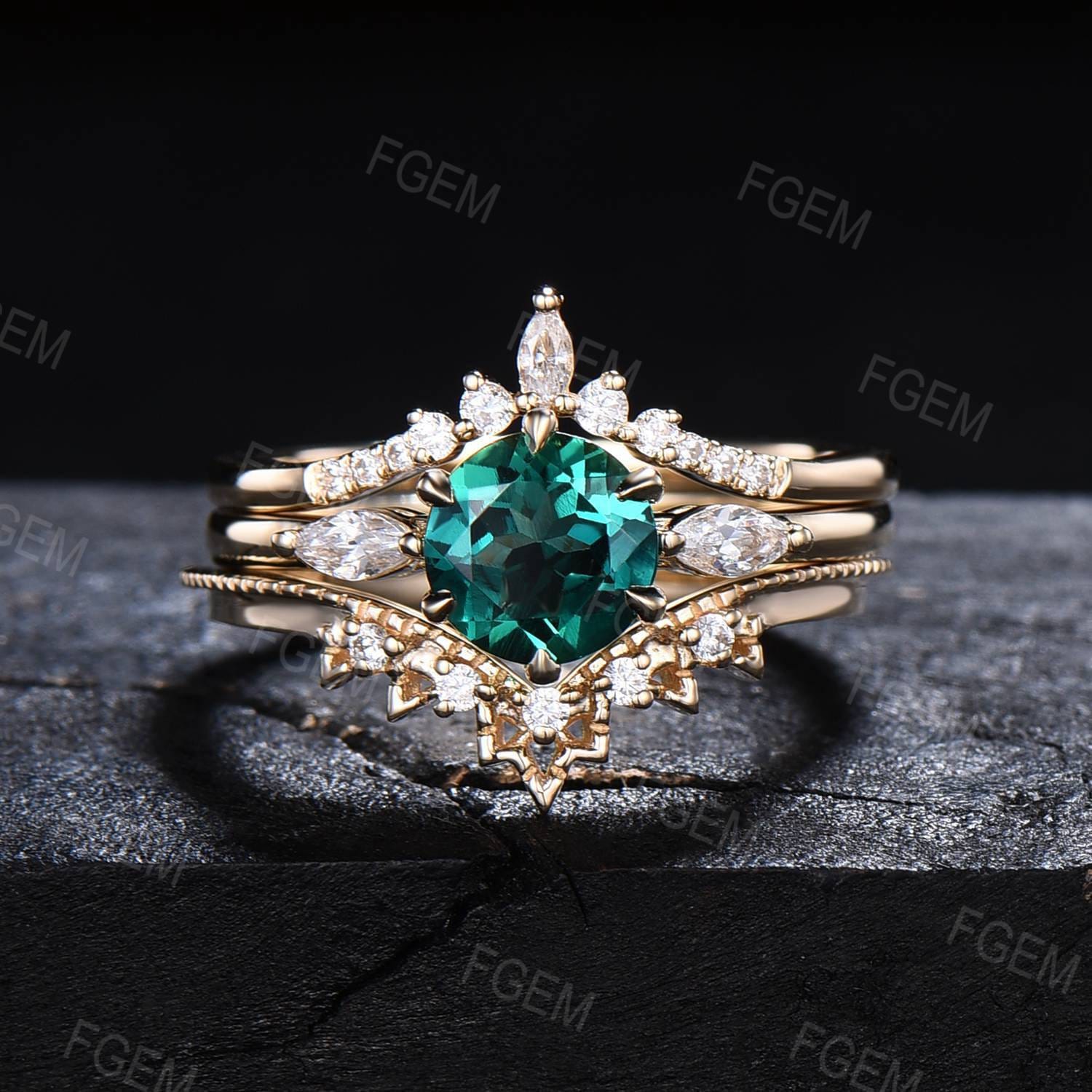 3pcs 1ct Round Green Emerald Engagement Ring Set May Birthstone Wedding Ring Three Stone Emerald Promise Ring Moissanite Curved Wedding Band