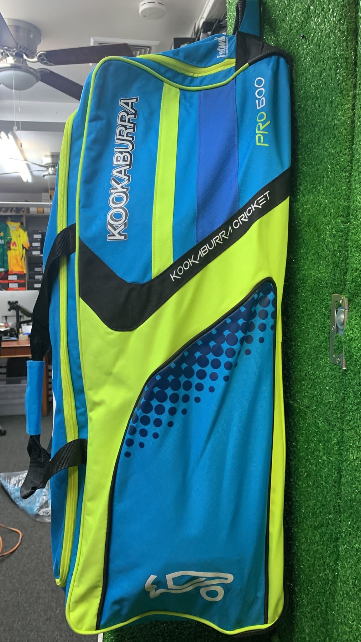 KOOKABURRA PRO 600 WHEELIE BAG