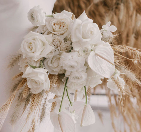 monochromatic-white-wintry-bouquet