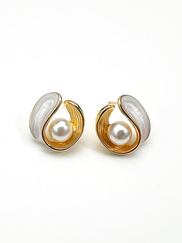 Abyssal White Stud Earrings pearl