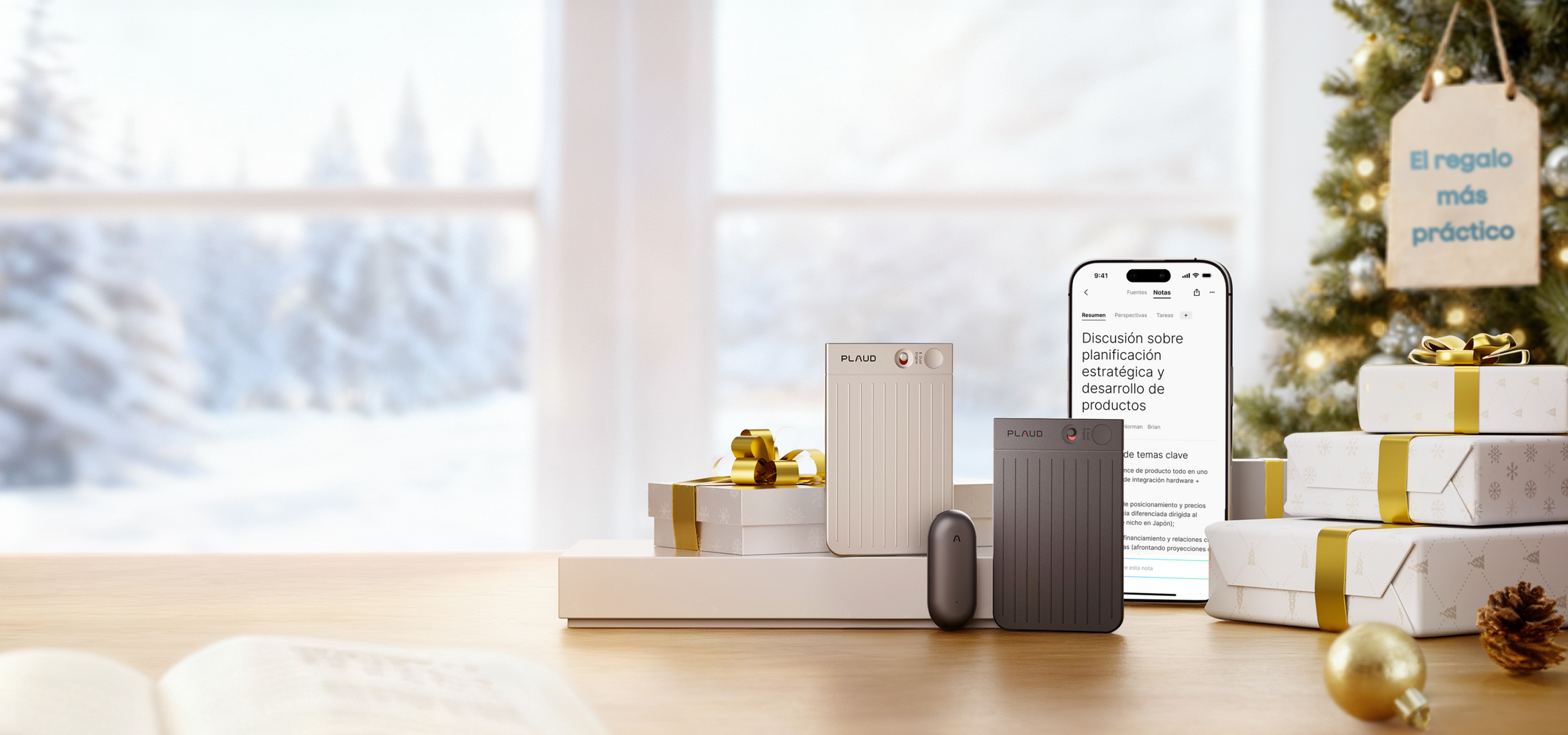 Plaud Note Pro beige y gris, Plaud NotePin y Plaud App en un iPhone, con regalos y un árbol de Navidad. "El regalo más prácti
