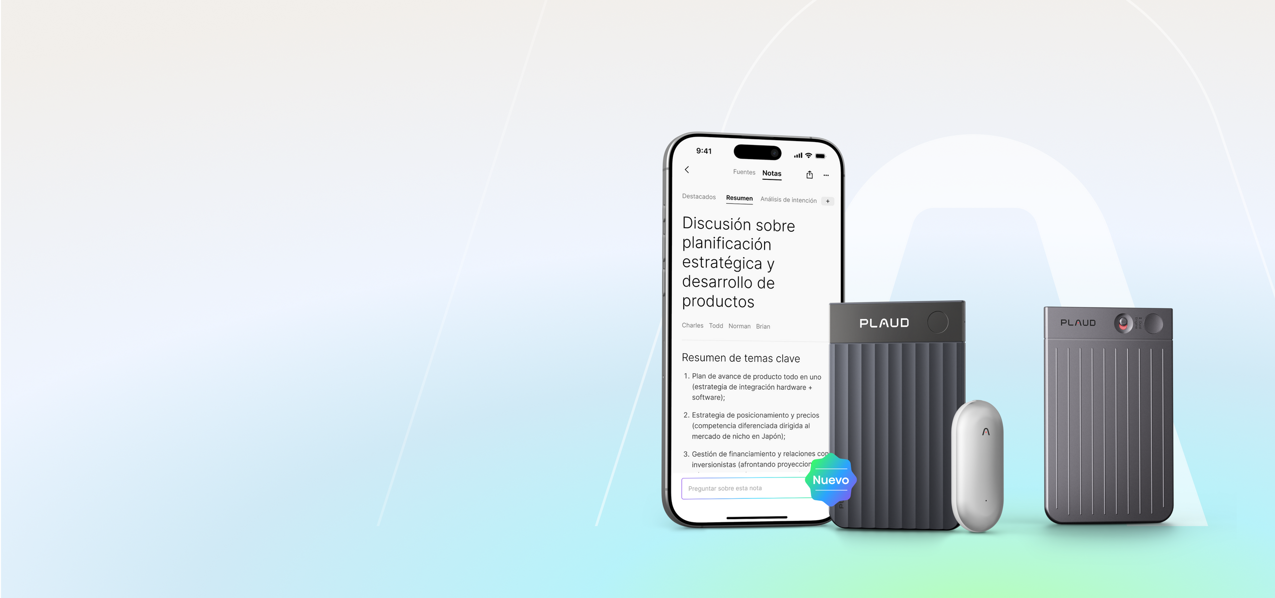 Plaud App en un teléfono, dos Plaud Note Pro negros y un Plaud NotePin blanco, mostrando el ecosistema de productos.