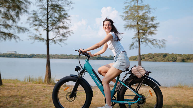 a woman ridng an engwe e26 electric commuter bike