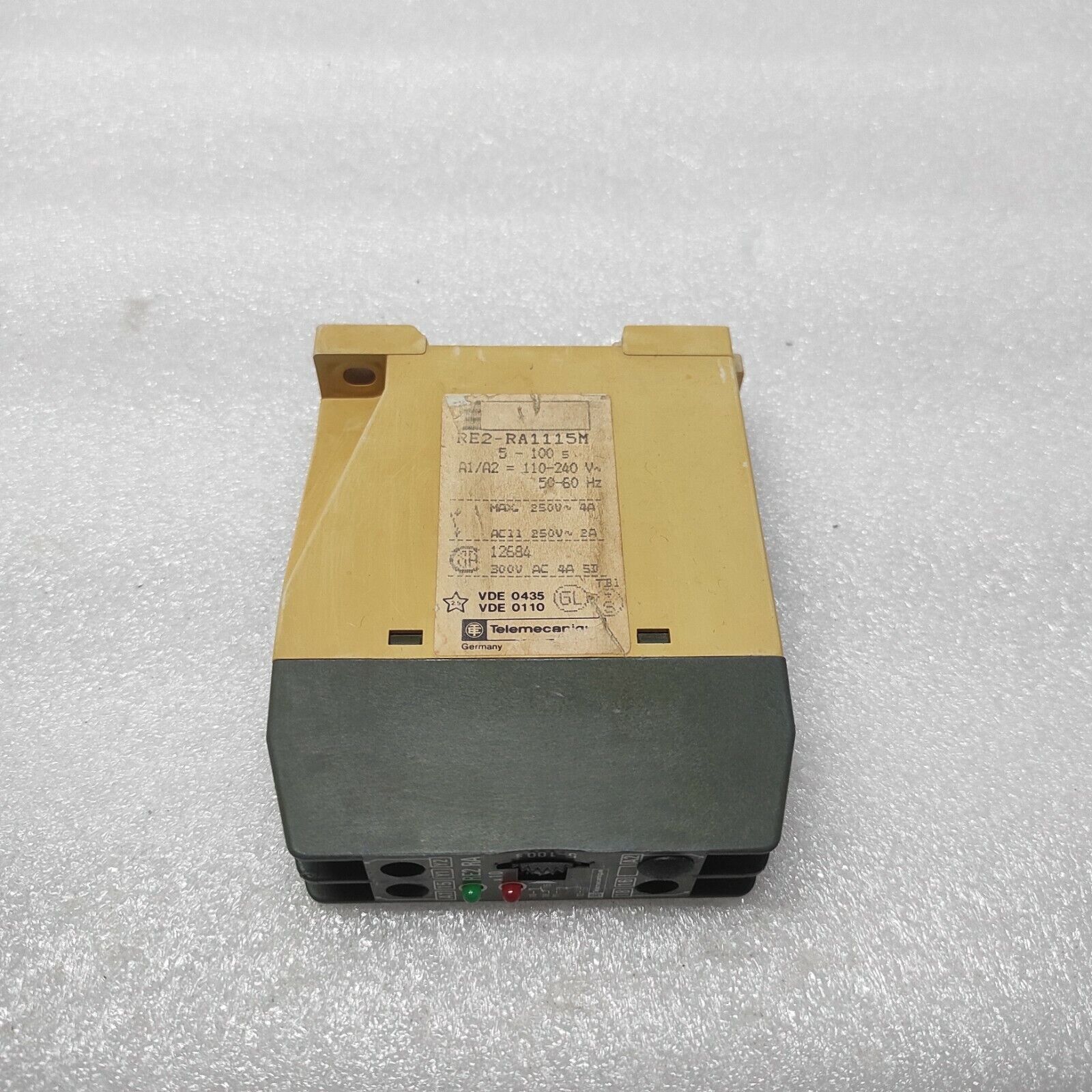 TELEMECANIQUE RE2-RA1115M TIME DELAY RELAY 5-100S 110-240VAC