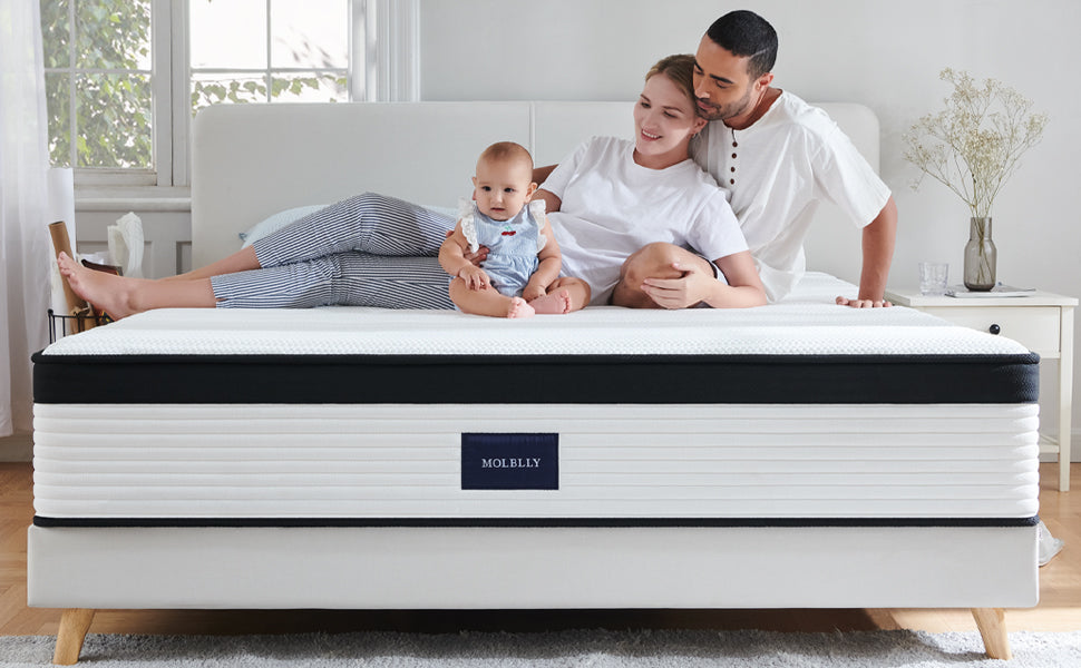A family lies comfortably on the Molblly Cosy hybrid mattress
