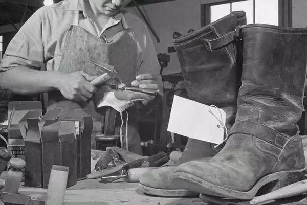 John Lofgren a conçu les bottes d'ingénieur d'origine avec tissu sergé et bottes d'outillage traditionnelles