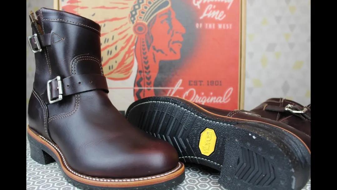 By the 1940s, two mature brands chipewa and Wesco had mass produced it, and they were also the first two brands to produce engineer boots. However, there is a saying that chipewa is the origin of engineer boots. In 1937, chipewa used full leather high boots and Goodyear technology to make the first pair of engineer boots in human history, called "the original" chipewa engineer. The semi dress style toe cap made the boots more suitable for working on flat ground. The full leather insole and outsole, plus the metal toe bracket, became the favorite of outdoor workers at that time.