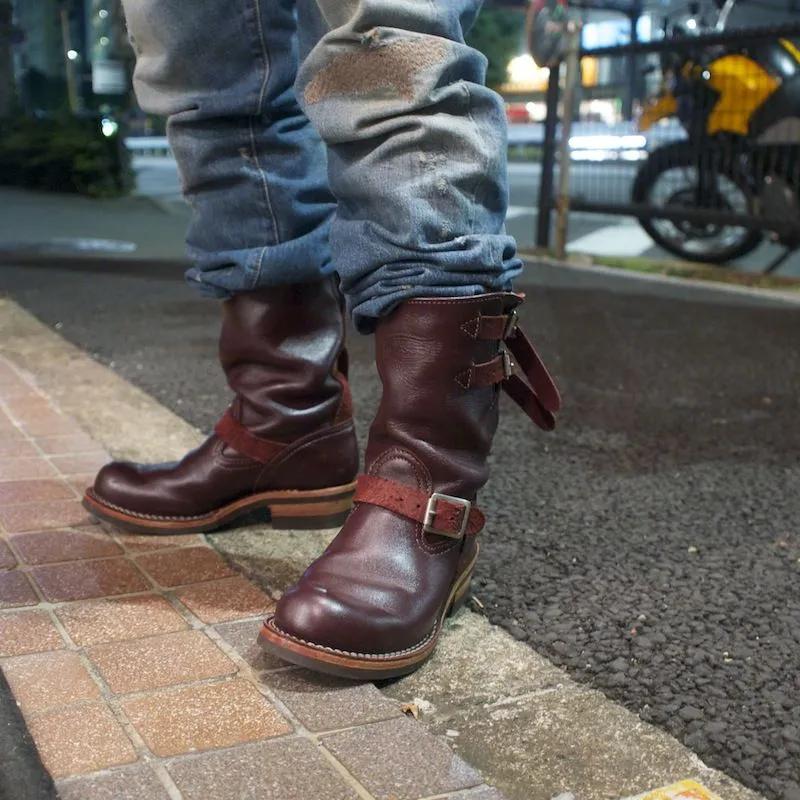 Cependant, à ce que j'ai dit au début, par rapport aux autres bottes d'outillage, les bottes d'ingénieur sont toujours un style relativement impopulaire, car aux yeux du public, ils sont en effet un peu trop lourds, étrange routine. Cependant, cela ne l'empêche pas d'être le premier choix pour de nombreux amateurs de motos et chaussures aimés par de nombreux fans rétro. De nombreuses marques de vêtements de travail et de bottes produiront des articles de cette série.