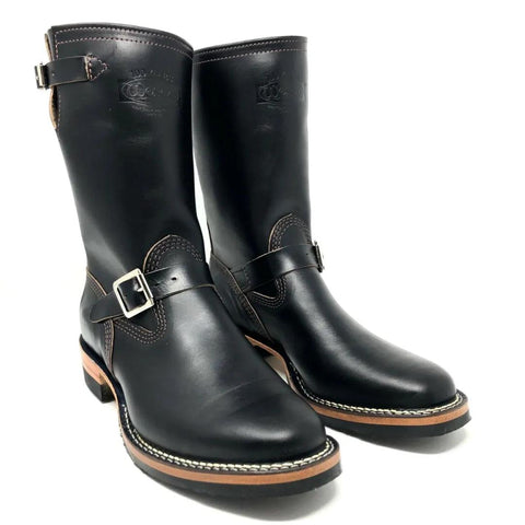 The first generation of engineer boots were made of thick and hard cow leather, with a long boot barrel and metal buckles at the ankles. Occasionally, buckles were also equipped at the mouth of the boots. The height of the boot barrel is 20cm or higher, the toe cap is round, the sole is made of thick leather, the heel is about one to three quarters of an inch high, slightly tilted forward, and the edge is sunken. The first edition and the most classic and orthodox engineer boots were black, and later there were brown and other versions.