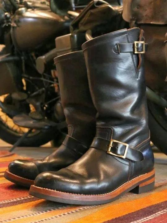 Engineer boots were first born in the 1930s, which was also the era of train development. It was originally designed as a "slip on" boot for railway workers and firefighters. The English name of the train driver working on the steam locomotive is engineer, which has become the origin of the name of the engineer boot.