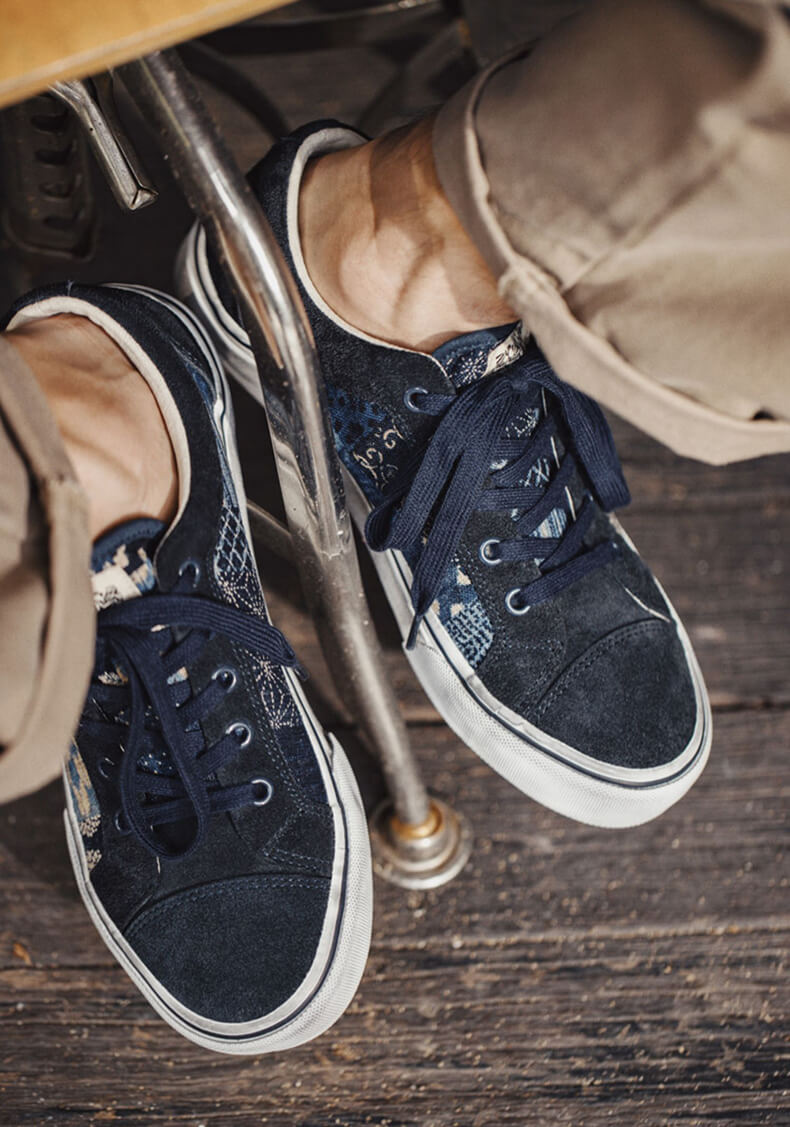 Classic canvas shoes for her