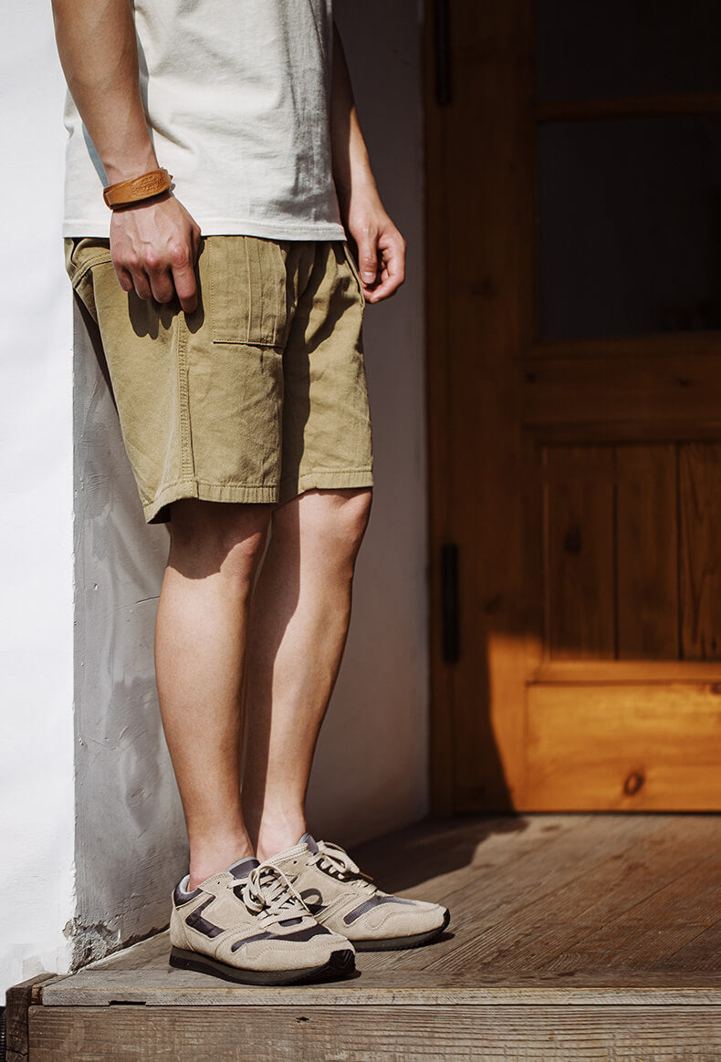 Das beste Outfit Retro-Jogging-Sneakers, Jeans, Jogginghosen, Freizeithosen können kombiniert werden