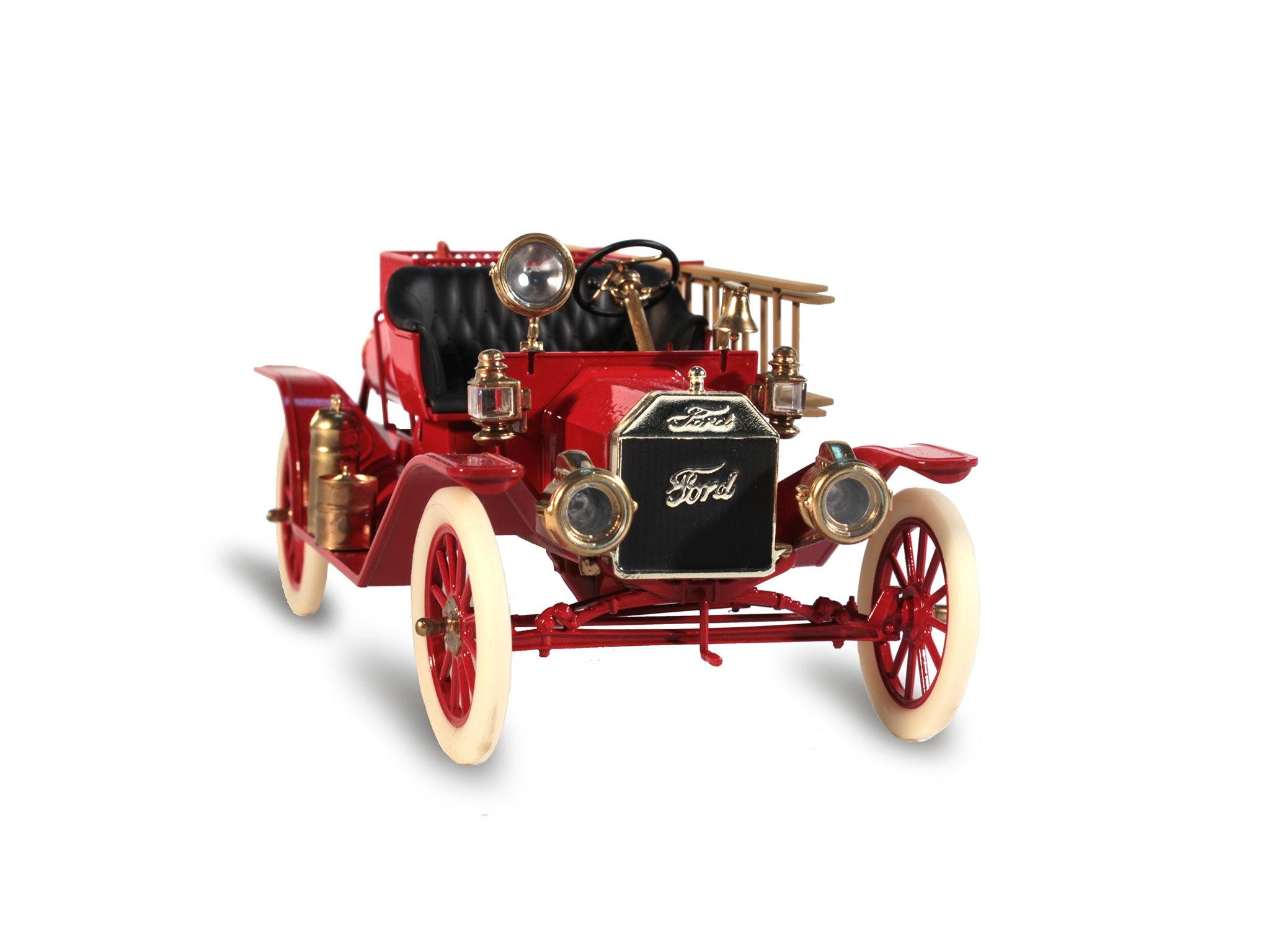 1/24 ICM Model T 1914 Fire Truck with Crew 24017