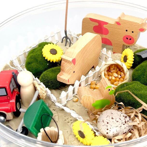 Barnyard Friends, Farm Animal Set with Kinetic Sand