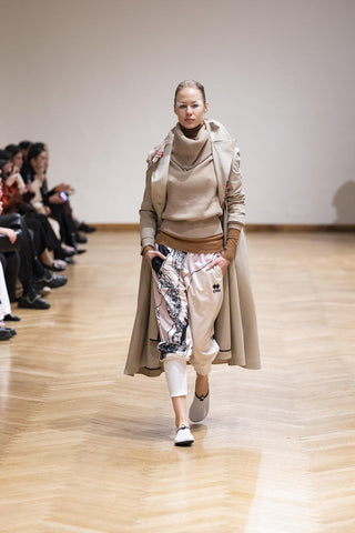 A modelo complementou o look com calçado de praia Saguaro, que complementou o look com calça de moletom e gola alta.