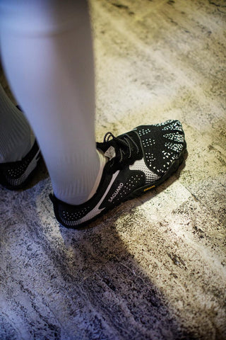Saguaro's Barefoot Shoes Parte superior elástica com LACES elásticos tornam nossos sapatos descalços perfeitos para cada pé. A parte superior respirável mantém você seco e despreocupado durante o exercício.