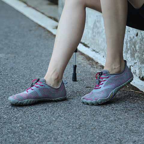 Minimalist barefoot shoes for flat feet with a wide toe box and flexible zero-drop sole