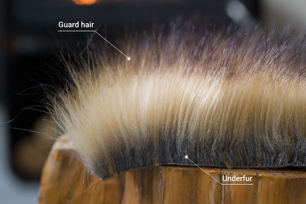 毛足の長いフェイクファーは毛先染めを施して動物的な外観を演出し、短くて密度の高いフェイクファーは寒さに対する断熱効果を発揮します。