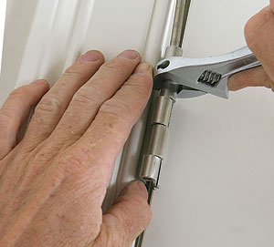 solutions to 3.5-inch radius corner hinge problems