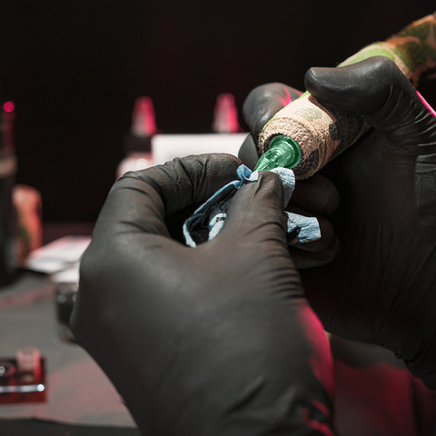 Tattorist Removing Needles from Biomaser Wireless Tattoo Machine