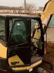 un niño conduciendo una excavadora