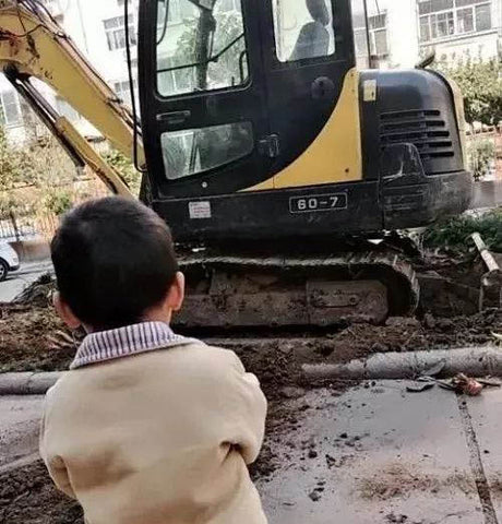un niño estaba viendo una excavadora