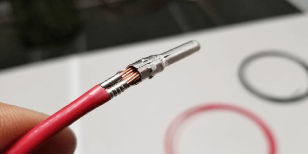 圧着工具を使ったソーラーパネルの取り付け方法