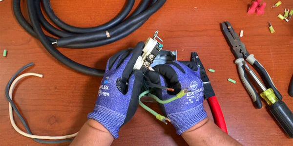 ケーブルをレセプタクルに接続する