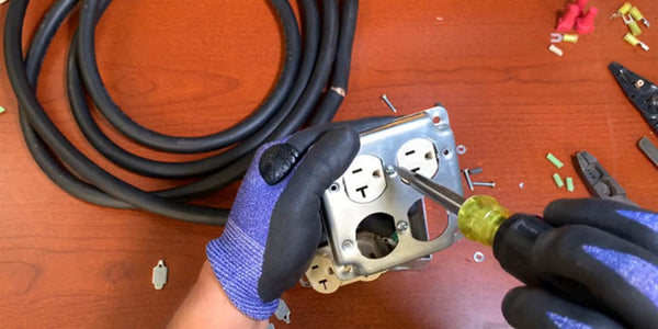 レセプタクルをアウトレットボックスのカバーに取り付ける